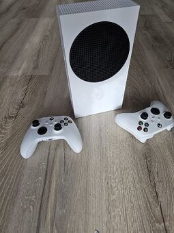Xbox series 6 s dvěma ovladači