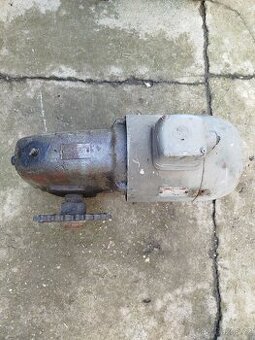 Prodám elektromotor s převodovkou