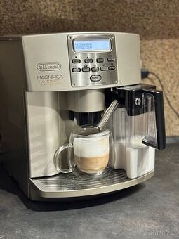 Automatický kávovar DeLonghi