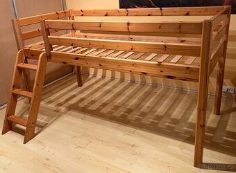 dětská postel z masivu