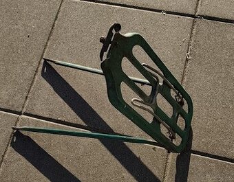 starý nosič na kolo s pružinovým držákem