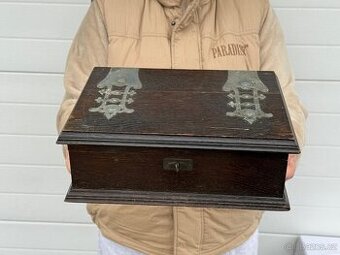 Velká starožitná dřevěná zdobená šperkovnice