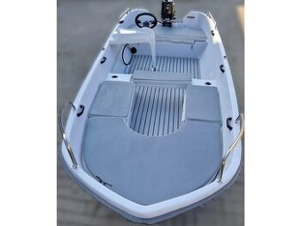 Laminátový člun L430 LX trimaran s Mercury 5 hp a přívěsem
