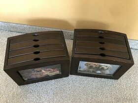 Dřevěné fotoalba na komodu