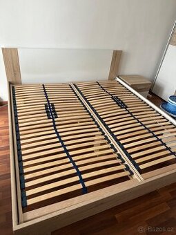 Postel, noční stolek a šatní skříň