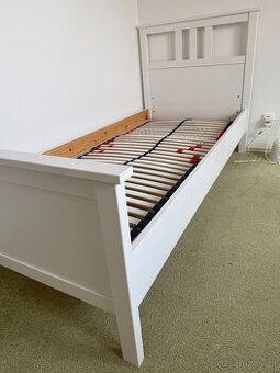 Bílá dřevená postel Ikea