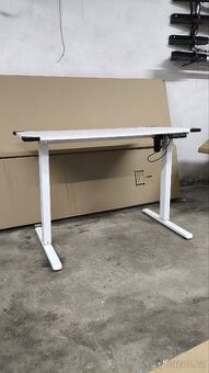 Elektricky nastavitelný stůl (pouze složený)