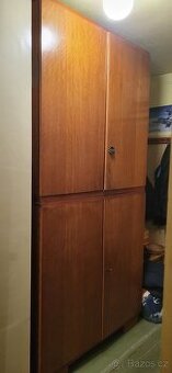 Vysoká dýhovaná skříň