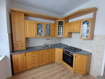 Kvalitní starší kuchyňská linka s dvířky masivního dubu