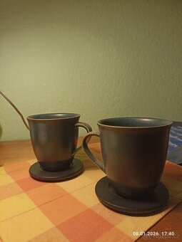 stylové hrnečky dánské keramiky s dřevěným podšálkem