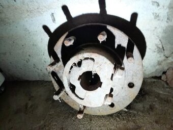 2 kusy zadní kolové náboje