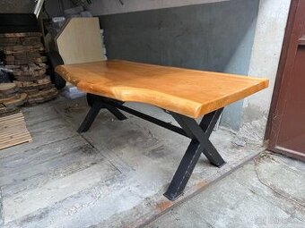 Jídelní stůl z jednoho kusu dřeva