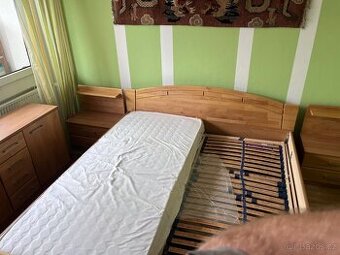 Postel 180x200cm, rošty, noční stolky, komoda, šatní skříň