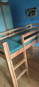 Dětská dřevěná vyvýšená postel s matrací