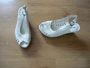 Bílé dámské letní sandály, na klínku, 1 x na noze, vel. 40 - 1