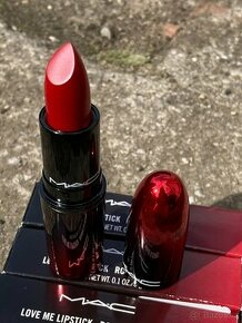 Krémová rtěnka MAC Love Me Lipstick Ruby You červená - 1