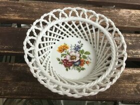 porcelánová miska s kvetinami, vice druhu