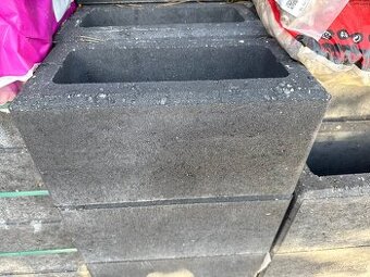240 Tvarovek na plot s fazetou á 60 Kč (cm: 39x19,5x19)
