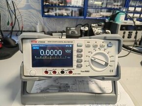 UNI-T UT8804E stolní multimetr