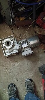 motor s převodokou