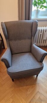 Ikea křeslo ušák a podnožka STRANDMON šedé