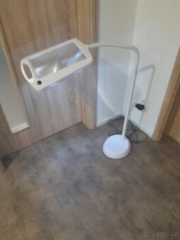 lampa s lupou a světlem