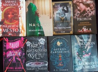 Sarah J. Maas, Cassandra Claire, Amanda Stevens a pod.