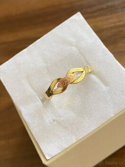 Zlatý dámský prstýnek