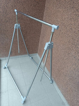 věšák štendr stojan na šaty