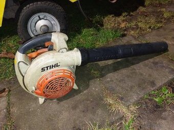 Stihl BG-86C - motorový foukač na listí.