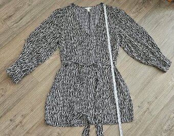 Vzorované šaty/tunika s výstřihem do V - H&M 40