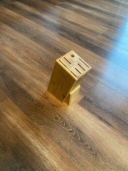 Dřevěné bloky na nože do kuchyně