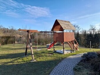 Dětský zahradní domek se skluzavkou a houpačkami