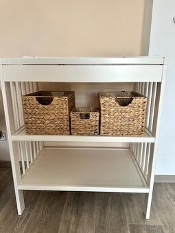 Přebalovací pult s košíky