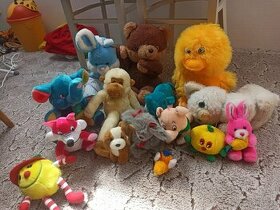 Mix plyšáků a panenek