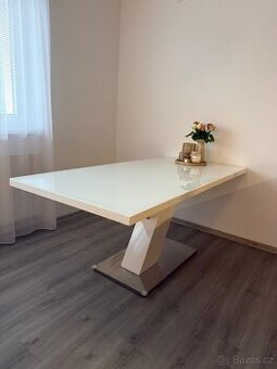 Masivní jídelní stůl