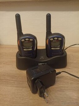 Vysílačky Cobra Microtalk MT725 s nabíjecí stanicí.
