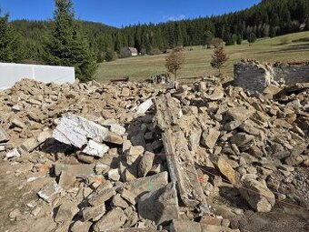 Kameny z hospodářské budovy za odvoz