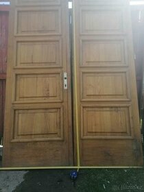 Dřevěný dubové dveře