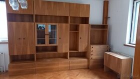 Obývací stěna dřevo - prádelník, knihovna, stolek