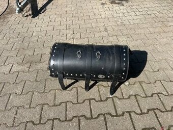 Kožený kufr na moto.