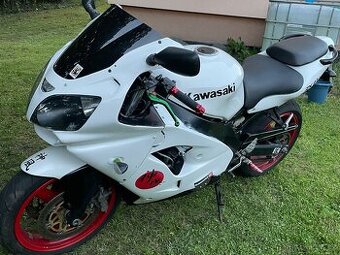 Kawasaki zx9r V Rezervaci do Soboty 7.6