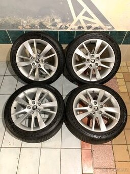 Alu kola Škoda R17 5X112 LETNÍ PNEU 225/45 R17 TRIUS