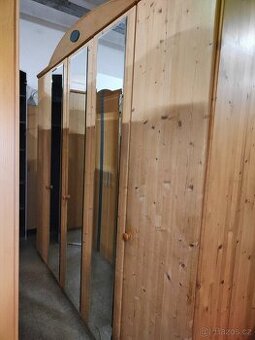 Šatní skříň masiv borovice se zrcadly