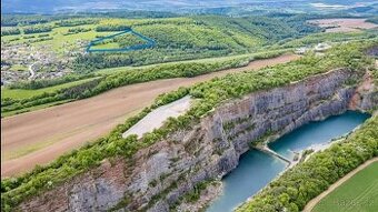 Velkorysý stavební pozemek