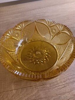 Krásná broušená miska, starožitnost, bez vad. Průměr 15,5 cm