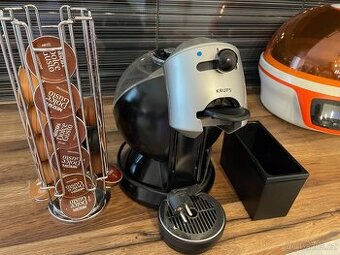 Kávovat Dolce Gusto od Krups + stojan s kávou