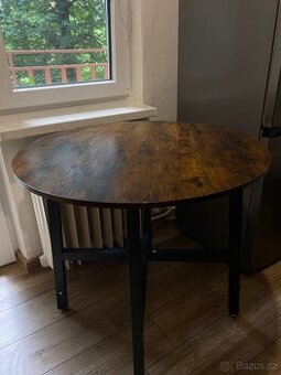 Jídelní stůl