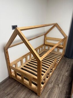 Domečková postel 90x200 s poličkou na knihy