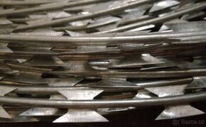 Žiletková spirála /ostnatý drát/